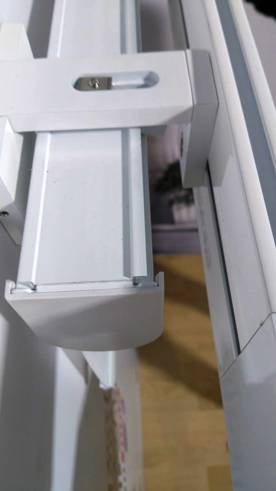 Aluminiowy karnisz szynowy Top-Line z roletą zamocowaną na profilu montażowym